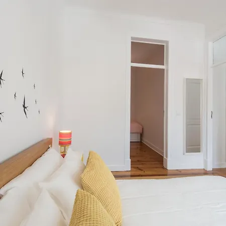 Cozy With Castel View Лиссабон