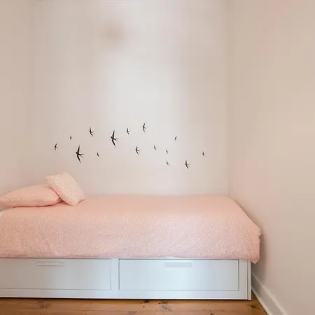 Cozy With Castel View Апартаменты Лиссабон