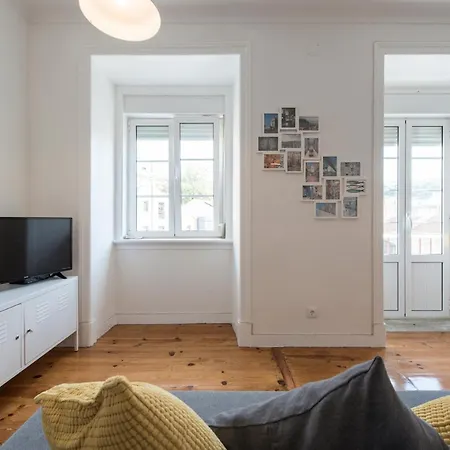 Cozy With Castel View Лиссабон