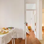 شقة Cozy With Castel View Lisboa