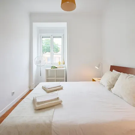 Cozy With Castel View Daire Lisboa