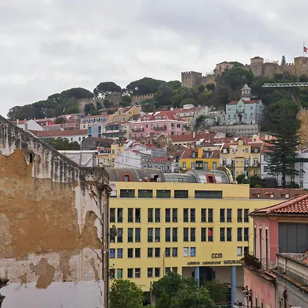 Cozy With Castel View Appartamento Lisbona