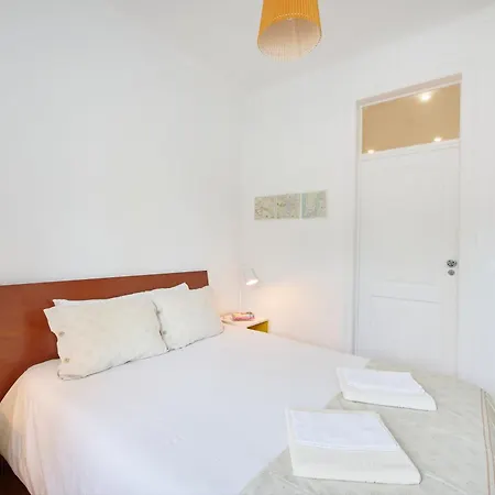 Cozy With Castel View Appartamento Lisbona