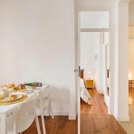 Appartamento Cozy With Castel View Lisbona