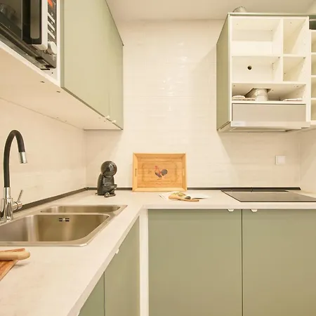 Appartamento Cozy With Castel View Lisbona