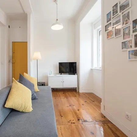 Cozy With Castel View Daire Lisboa