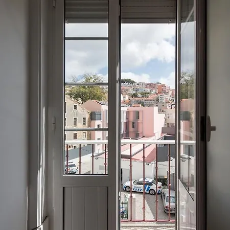 Cozy With Castel View Daire Lisboa