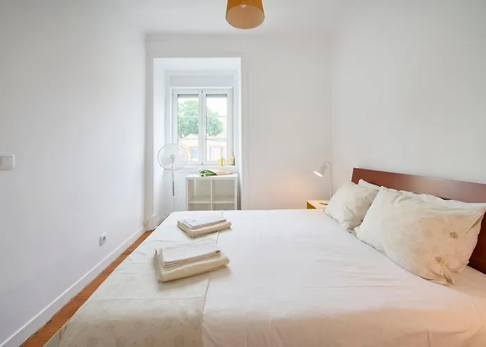 Cozy With Castel View Appartamento Lisbona