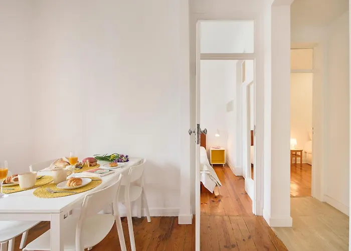 Appartamento Cozy With Castel View Lisbona