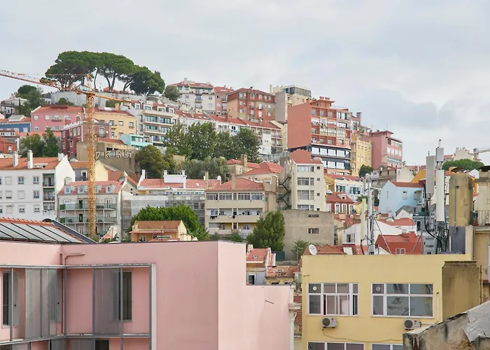 Cozy With Castel View Appartamento Lisbona