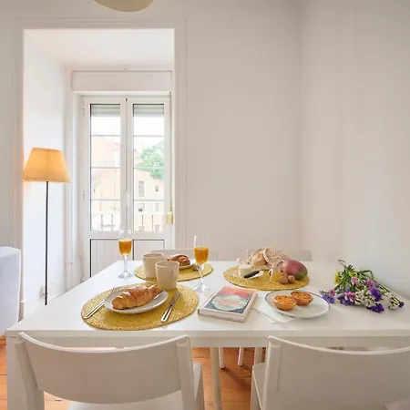 Cozy With Castel View Lisboa